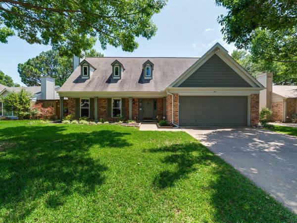 527 Chasewood Drive, Grapevine, TX 76051