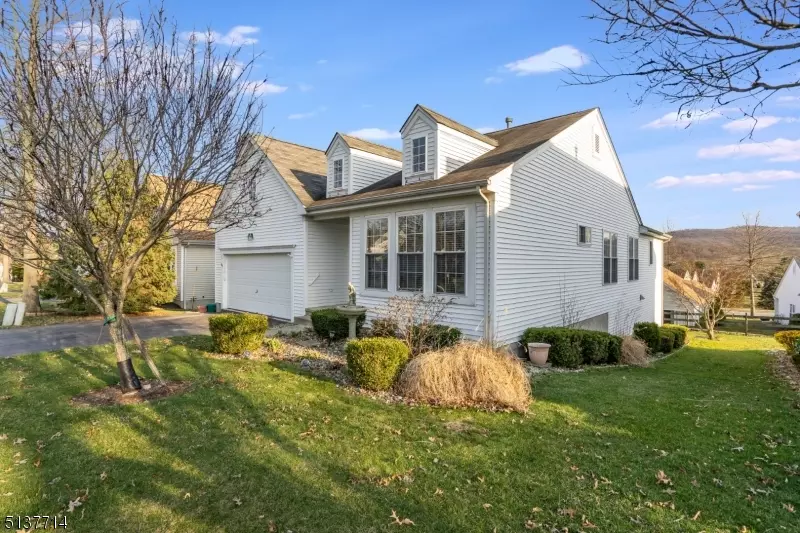 65 Kensington Circle, White Twp., NJ 07823