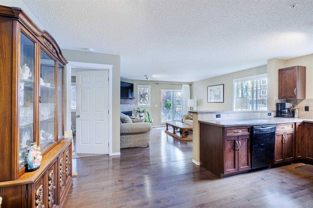 Calgary, AB T2Z 0N1,115 Prestwick Villas SE #4101