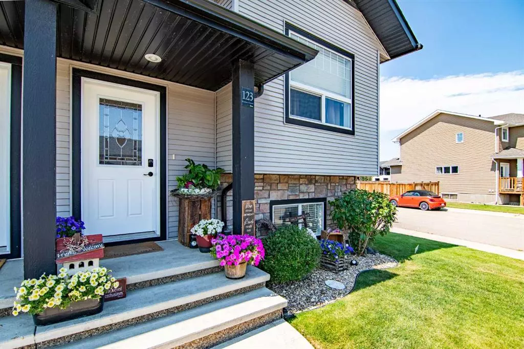 Penhold, AB T0M 1R0,123 Henderson CRES E