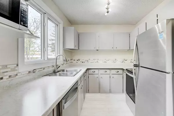 Calgary, AB T3B 4N8,120 Silvercreek Close NW #107