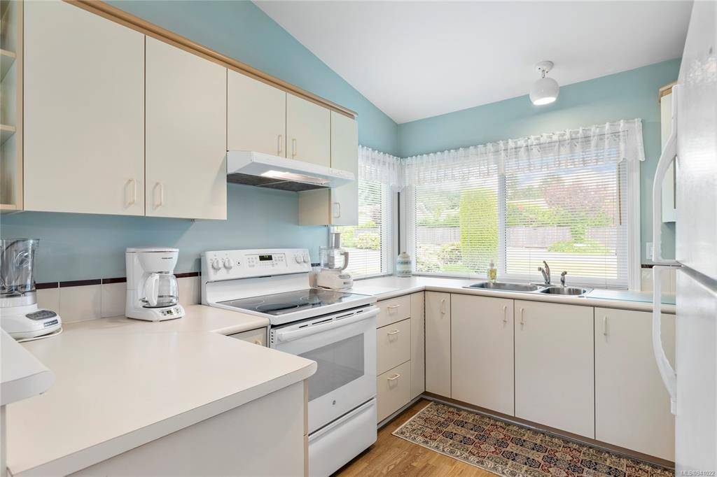 Qualicum Beach, BC V9K 1P4,639 Arbutus St #9
