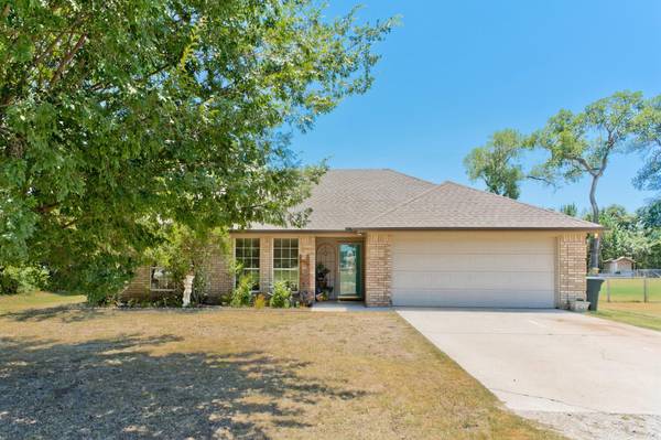 1302 Hutchins Lane, Reno, TX 76082