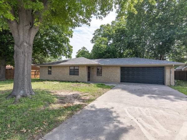 802 E Greenwood Avenue,  Bowie,  TX 76230