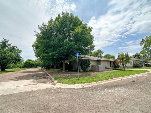 606 E Collins Street, Decatur, TX 76234