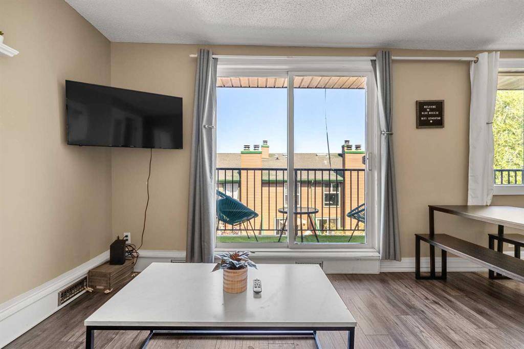 Calgary, AB T2T 0Y1,1516 24 AVE SW #9