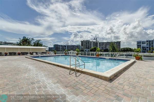 Hollywood, FL 33019,3000 S Ocean Dr  #212