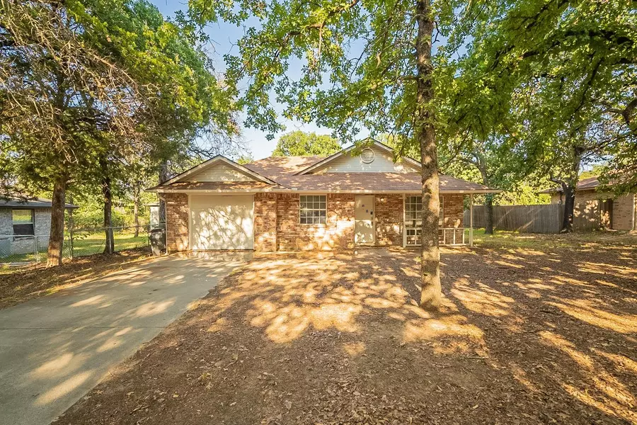 816 Red Oak Court, Azle, TX 76020