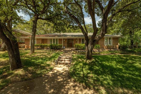 2869 Stephanie Lane, Hurst, TX 76054