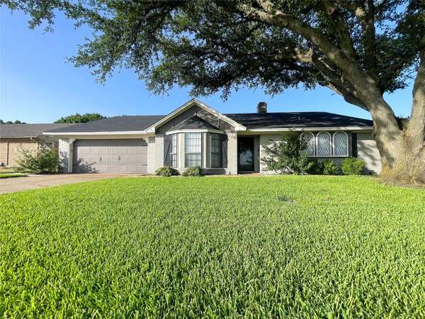 112 Overcrest Drive, Benbrook, TX 76126