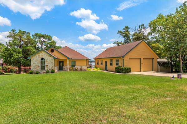 305 Lake Front Drive,  Mabank,  TX 75156