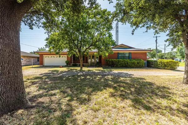 1101 N Reagan Street, West, TX 76691