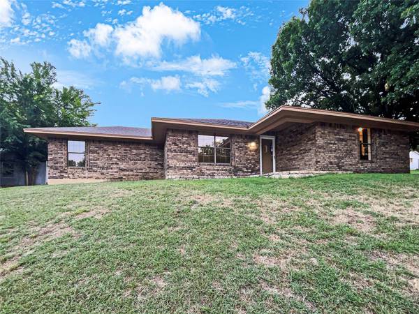 813 Waterbury Street, Grand Prairie, TX 75051