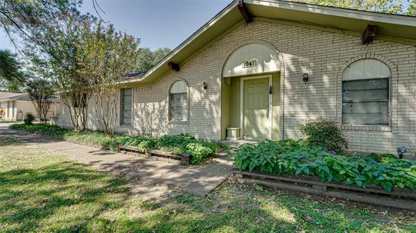 1061 Oak Lane, Oak Ridge, TX 75161