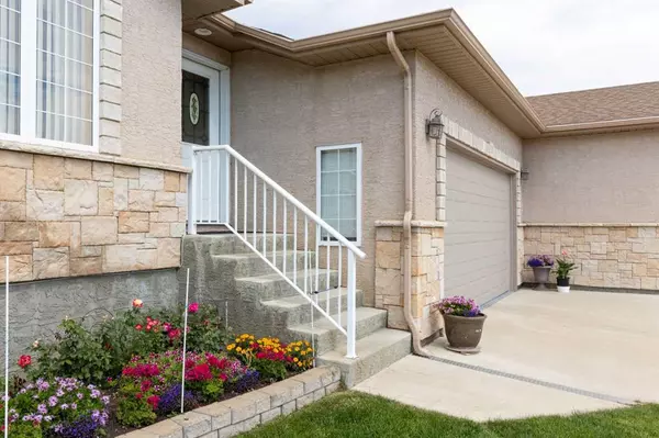 Medicine Hat, AB T1B4R8,30 Sandstone PL SE