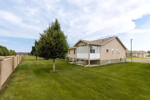 Medicine Hat, AB T1B4R8,30 Sandstone PL SE