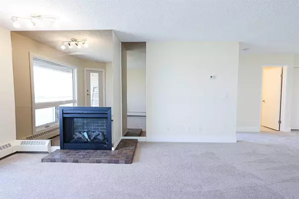 Calgary, AB T3A 2M8,3737 42 ST NW #404