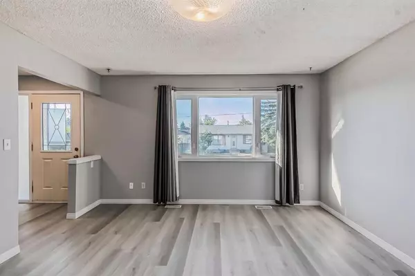 Calgary, AB T2A 3E5,239 Margate Close NE