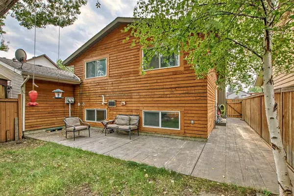 Calgary, AB T2W 3L3,343 Woodvale CRES SW