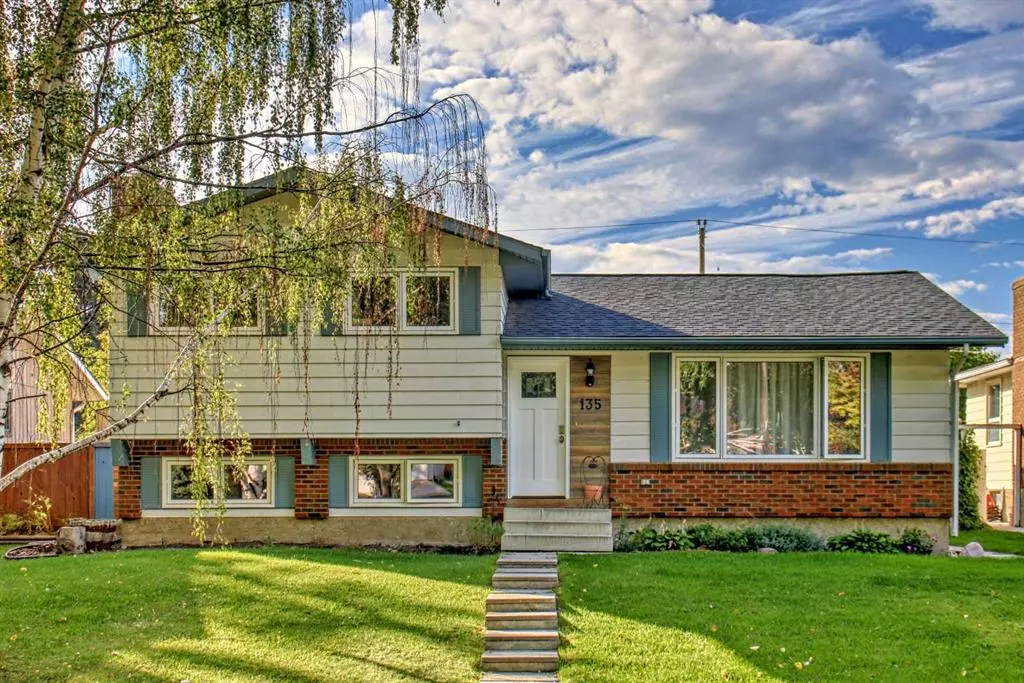 Calgary, AB T2J 4G2,135 Queen Tamara PL SE