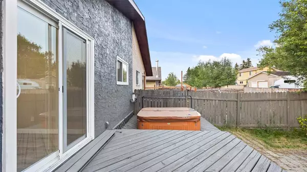 Calgary, AB T3K 1R3,86 Bearberry CRES NW