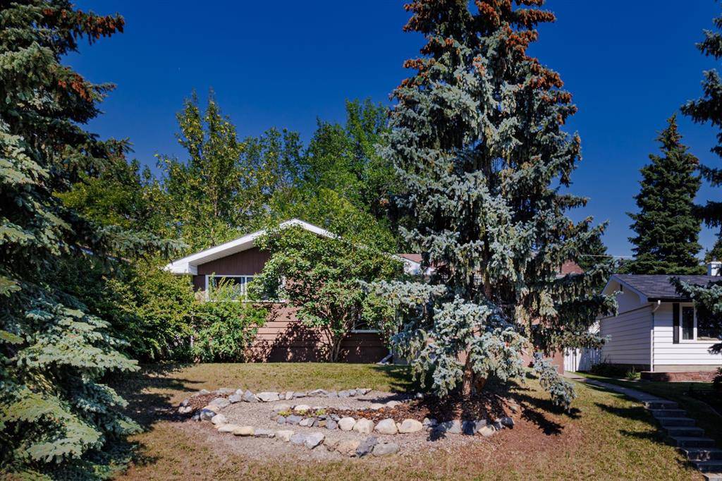 Calgary, AB T2L 2G5,5012 Brisebois DR NW