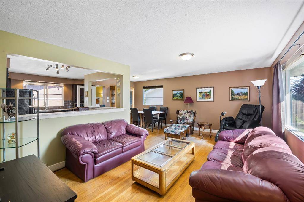 Calgary, AB T2L 2G5,5012 Brisebois DR NW