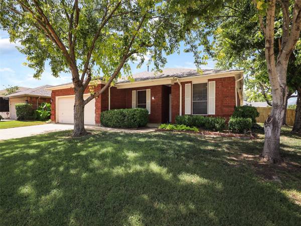 1058 Roundrock Drive, Saginaw, TX 76179