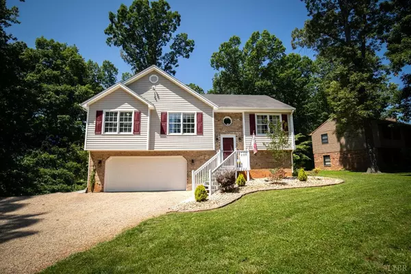 200 Jefferson Woods DR, Forest, VA 24551