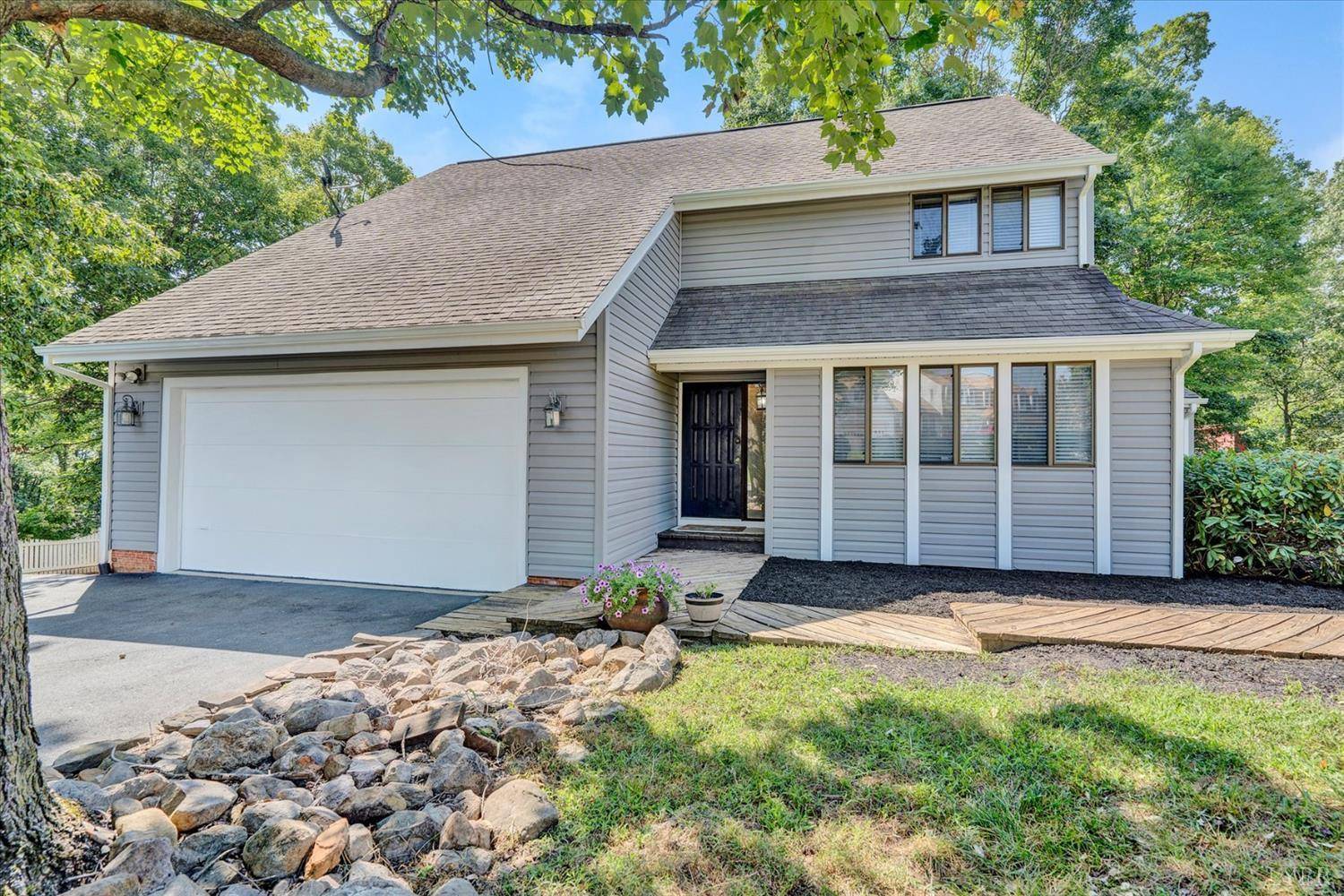 190 Macgregor DR, Blue Ridge, VA 24175