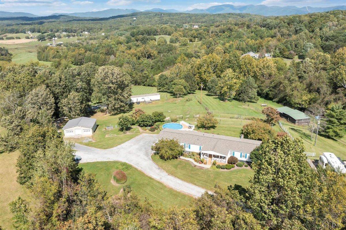 153 Stage RD, Buchanan, VA 24066