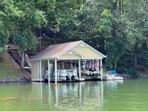 Moneta, VA 24121,262 Pine Knob CIR