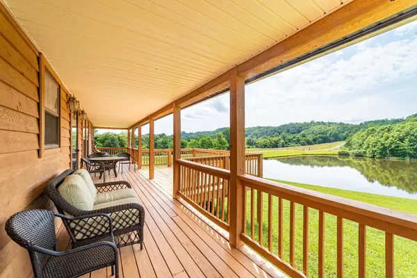 Hurt, VA 24563,335 Easome RD