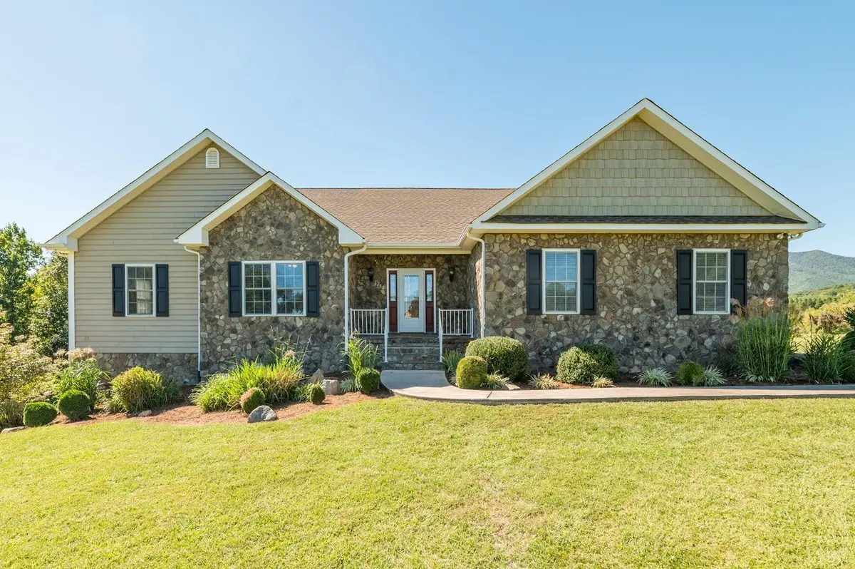 1212 Foxfire LN, Bedford, VA 24523