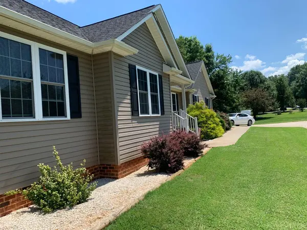 Appomattox, VA 24522,810 North Creek RD