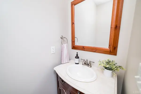 1212 Foxfire LN, Bedford, VA 24523