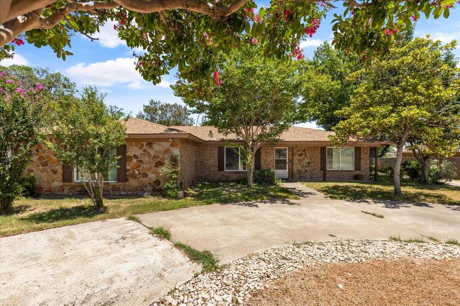 2615 W Highland Drive, Granbury, TX 76049