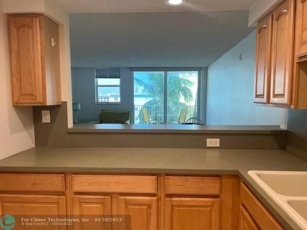 Hollywood, FL 33019,211 S OCEAN DR  #402