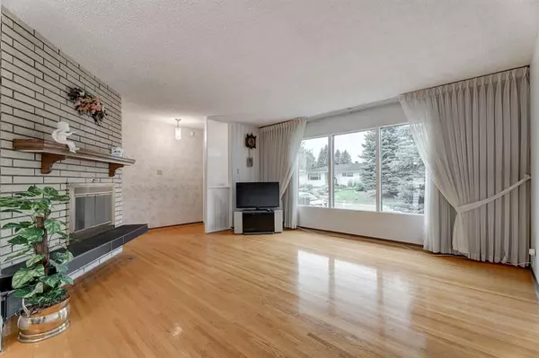 Calgary, AB T2L 1N3,24 Braden CRES NW