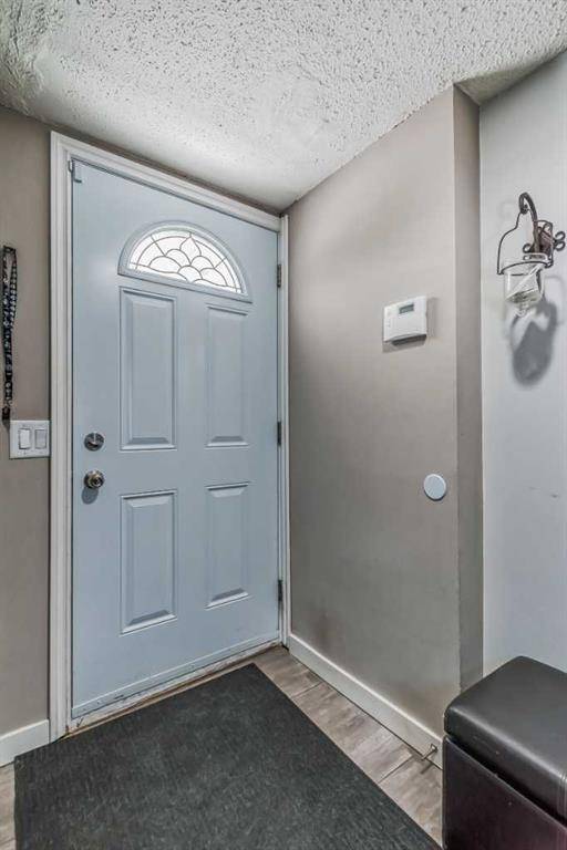 Calgary, AB T2A 6E1,919 38 ST NE #306