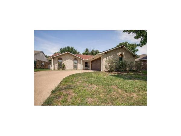 2921 Echo Drive, Grand Prairie, TX 75052