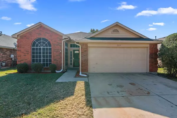 209 Weyland Drive, Grand Prairie, TX 75052