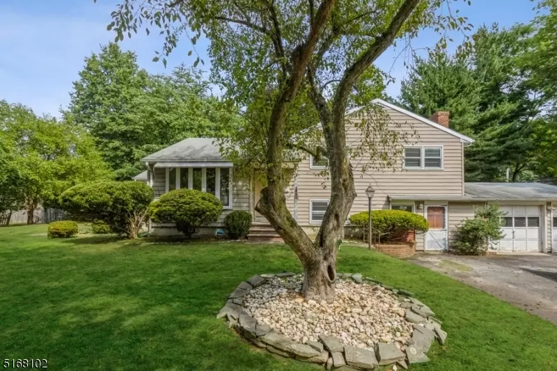 2 Douglas Rd, Green Brook Twp., NJ 08812