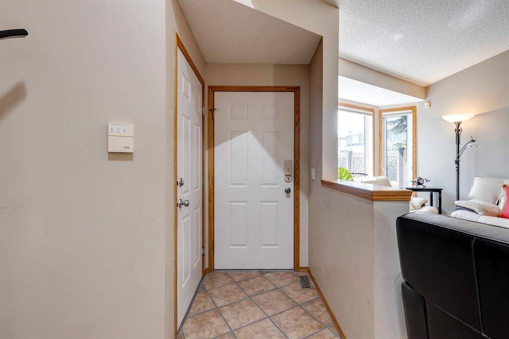 Calgary, AB T2X 3H9,109 Sunlake CIR SE