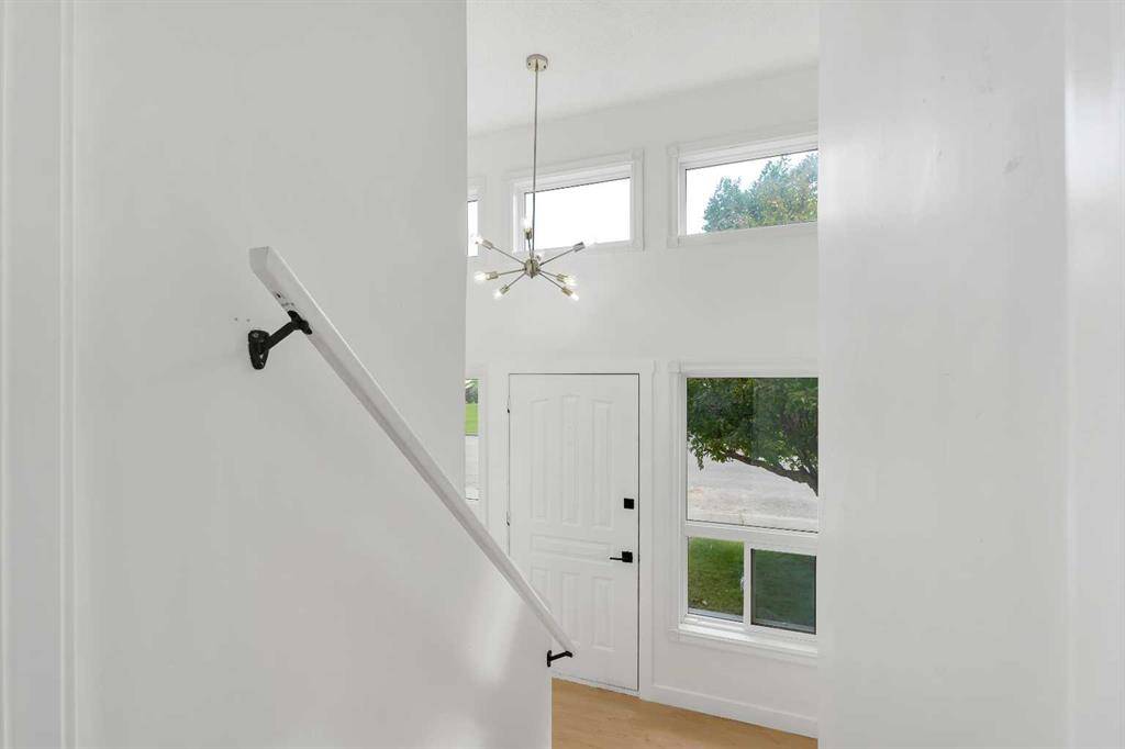 Calgary, AB T2K6J3,66 Hunterhorn CRES NE