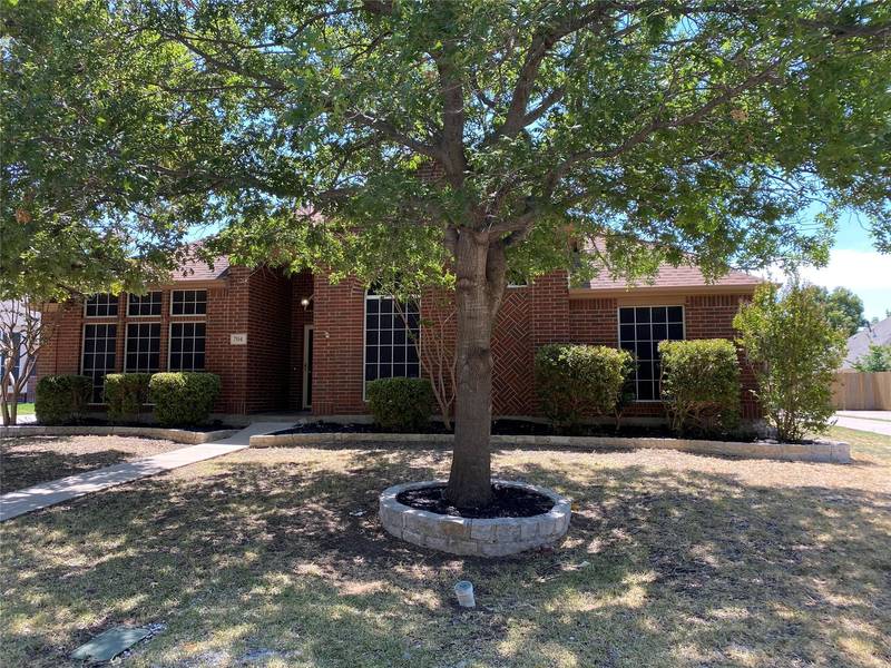 704 Saint Robby Drive, Mansfield, TX 76063