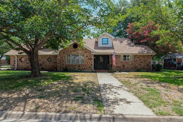 4020 Golden Oaks Drive, Haltom City, TX 76117