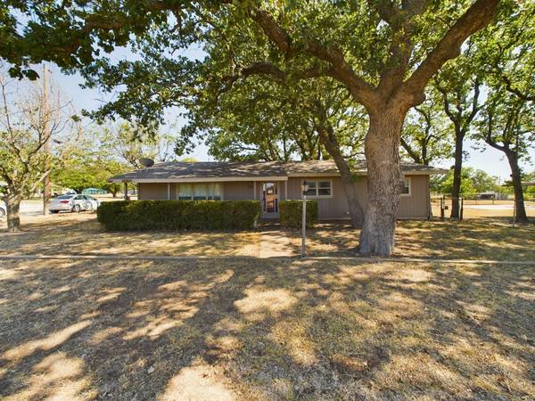 201 W Cypress Street, Cross Plains, TX 76443