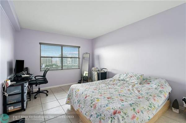 Sunny Isles Beach, FL 33160,400 Kings Point Dr  #1217