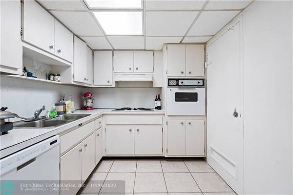 Sunny Isles Beach, FL 33160,400 Kings Point Dr  #1217